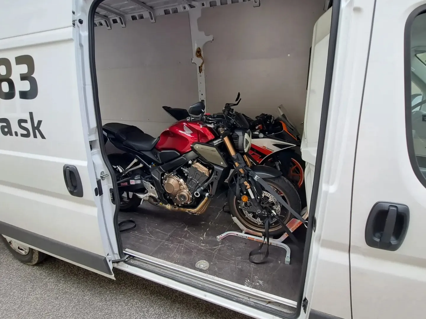 Motocykle bezpečne upevnené vo vozidle MM Doprava